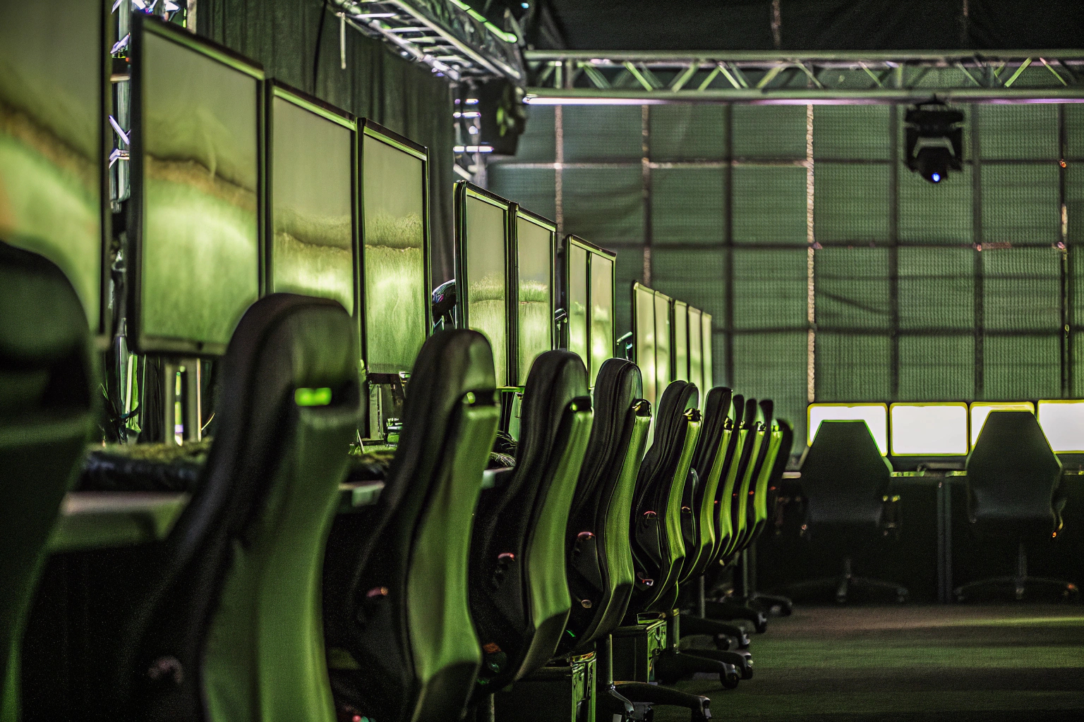 Ein Gaming-Team, das in einem Turnier spielt, mit Fokus auf ihre Monitore und Ausrüstung. Gaming-Turnier