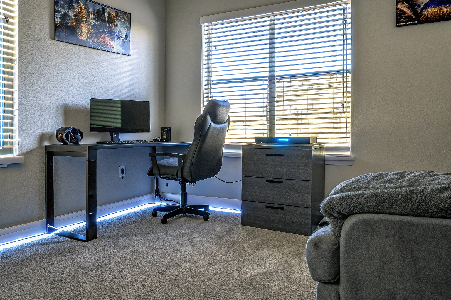 Ein Gaming-Zimmer mit dekorativer Beleuchtung und Xbox-Accessoires, das eine gemütliche Atmosphäre schafft. Dekoratives Gaming-Zimmer