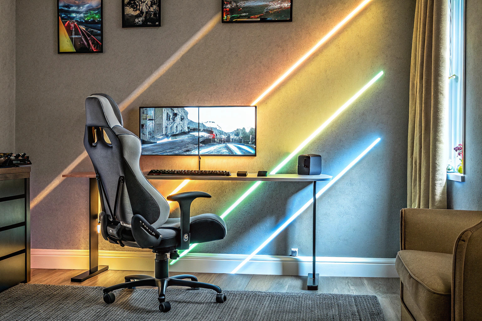 Ein Gaming-Zimmer mit stimmungsvoller Beleuchtung durch verschiedene Lampen. Beleuchtung im Gaming-Zimmer