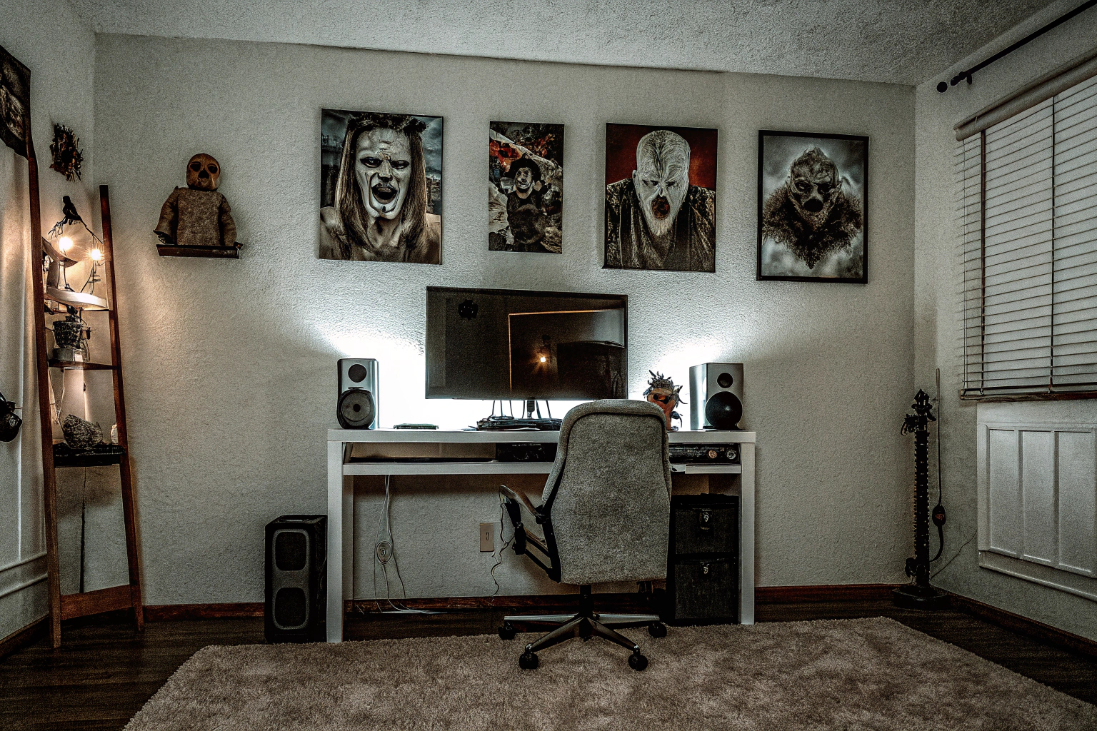 Ein gemütliches Gaming-Zimmer dekoriert mit Horrorspiel-Merchandise. Horrorspiel-Merchandise im Gaming-Zimmer
