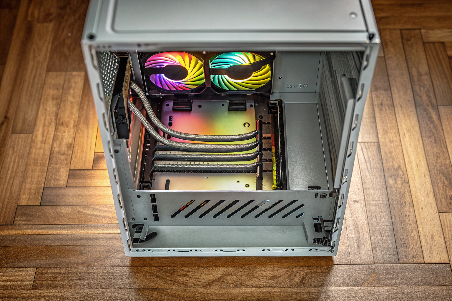 Ein geöffnetes PC-Gehäuse mit eingebauten Komponenten und RGB-Beleuchtung. PC-Gehäuse mit RGB-Beleuchtung