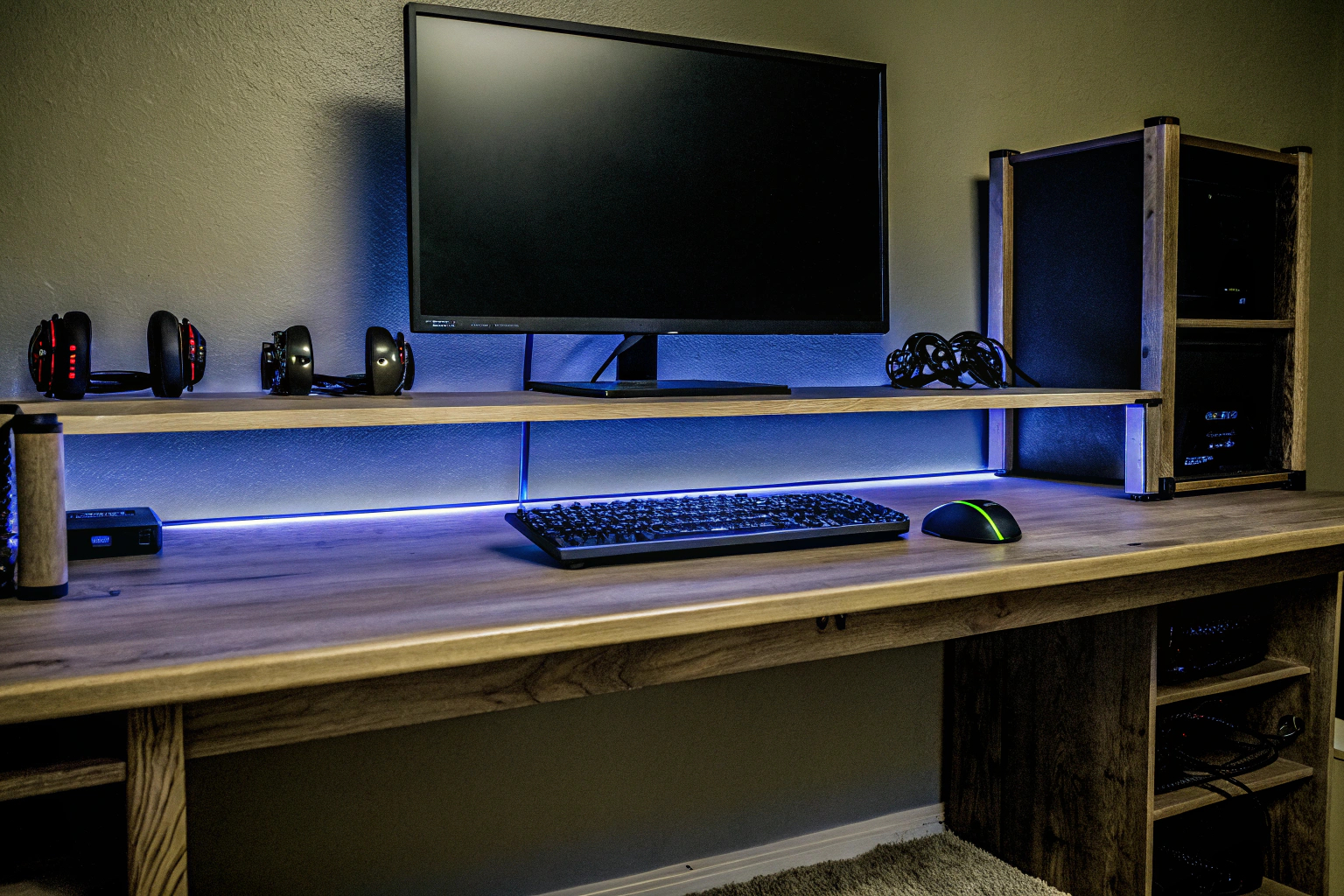 Ein geräumiger Gaming-Schreibtisch mit LED-Beleuchtung und viel Stauraum für Gaming-Zubehör. Großer Gaming-Schreibtisch mit LED