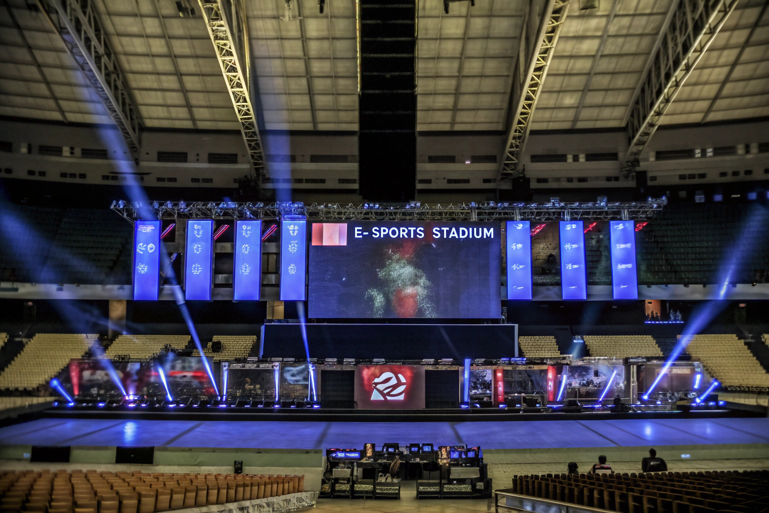 Ein großes E-Sport-Stadion voller begeisterter Fans, die ein spannendes Turnier verfolgen. E-Sport-Stadion 2025
