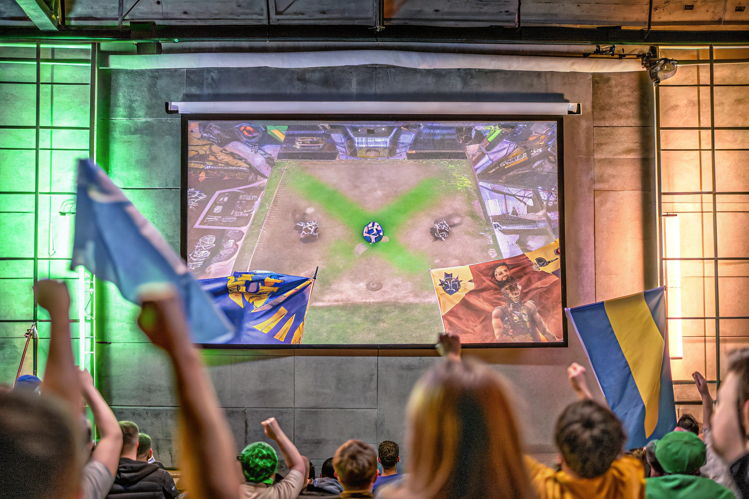 Ein großes Publikum bei einem E-Sport-Event, das die Spiele auf einer großen Leinwand verfolgt. E-Sport-Event Publikum