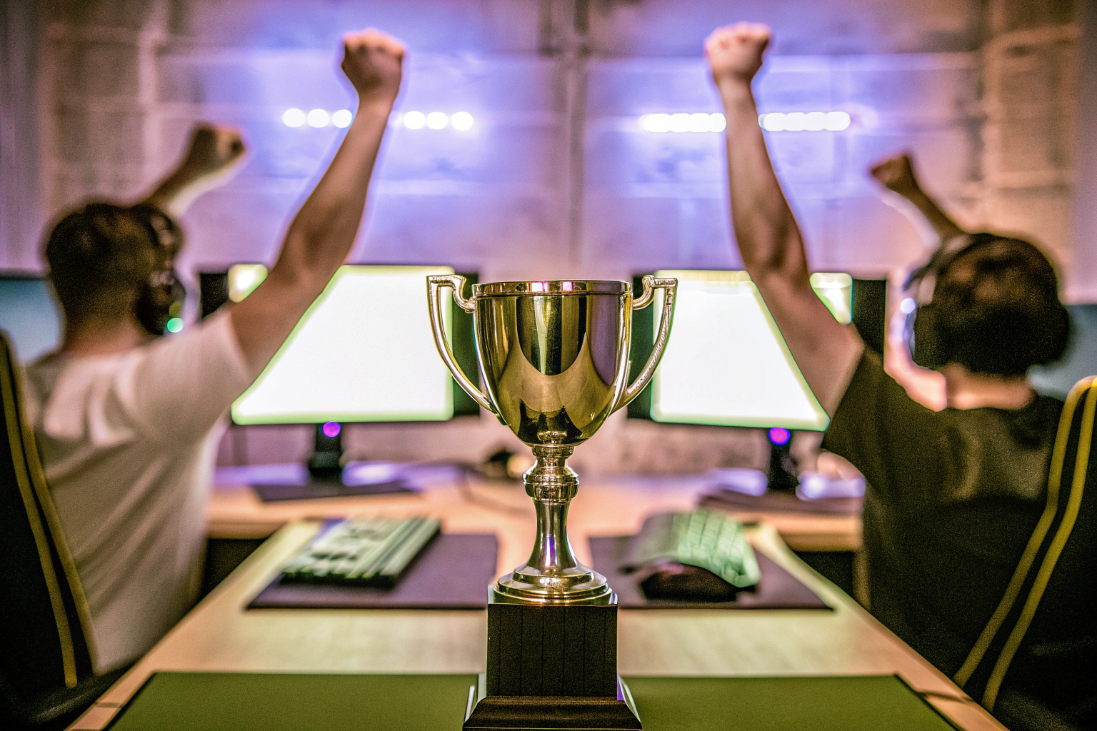 Ein Gruppenfoto eines erfolgreichen Gaming-Teams nach einem Turnier. Erfolgreiches Gaming-Team