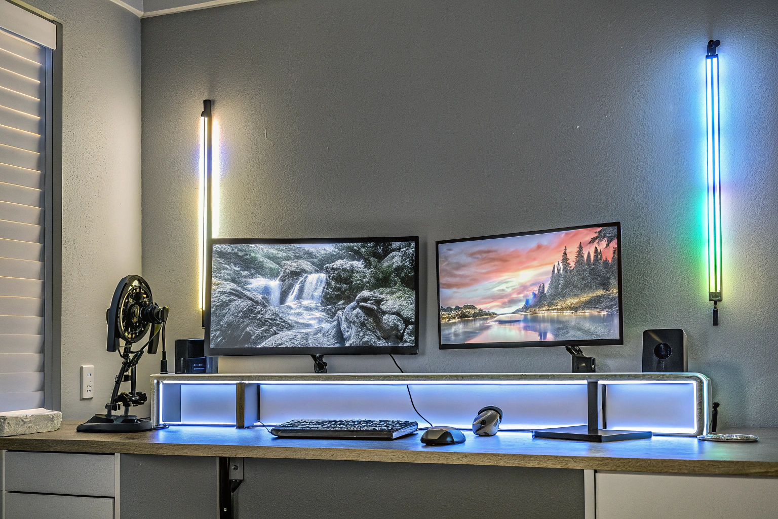Ein gut beleuchtetes Streaming-Setup mit LED-Lichtern und einem personalisierten Neonzeichen. Streaming-Setup mit LED-Beleuchtung