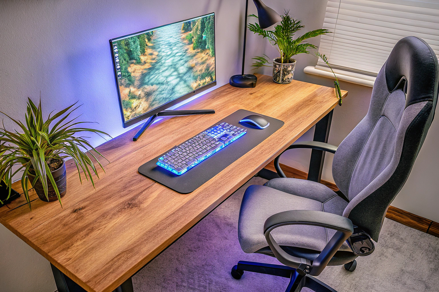 Ein gut gestalteter Gaming-Schreibtisch mit ergonomischem Stuhl und Zubehör für ein gesundes Spielerlebnis. Ergonomischer Gaming-Schreibtisch