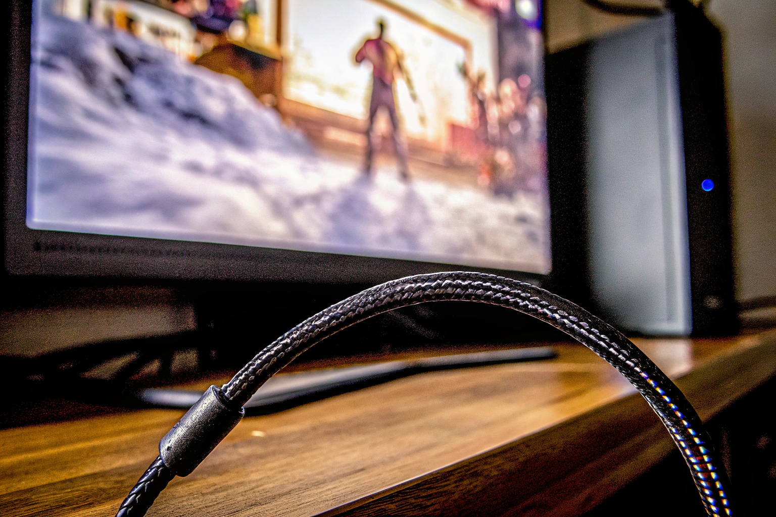 Ein HDMI-Kabel, das an einen Gaming-Monitor angeschlossen ist. HDMI-Kabel an Gaming-Monitor