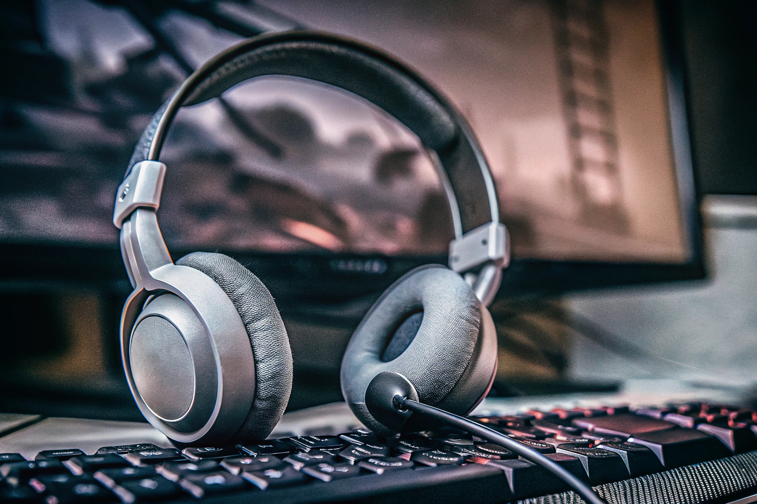Ein Headset und eine Tastatur, die zur Kommunikation beim Gaming genutzt werden. Headset und Tastatur für Gaming-Kommunikation