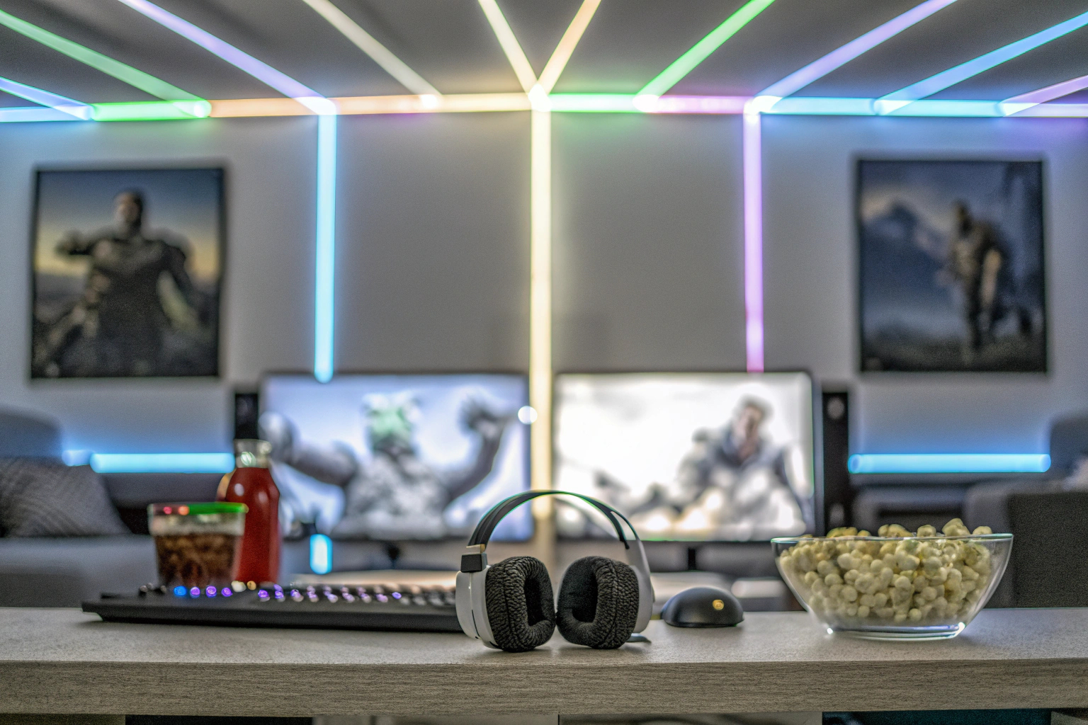 Ein jugendlicher Spieler auf einer Gaming-Party mit thematischer Dekoration. Gaming-Party mit Dekoration
