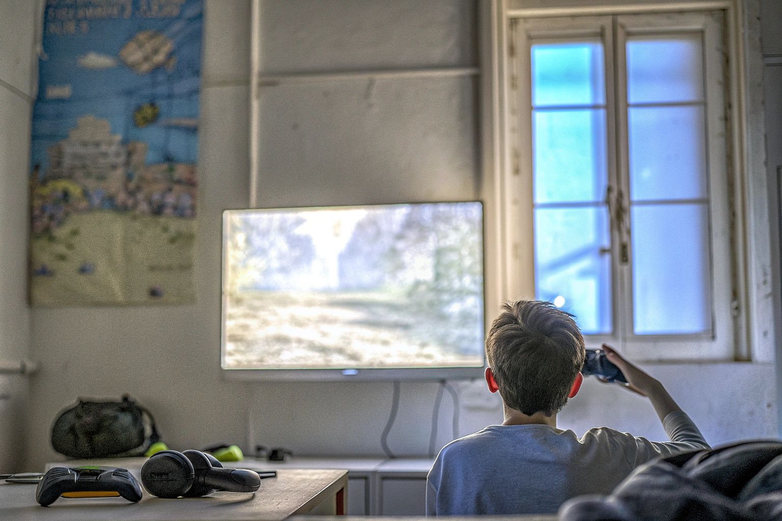 Jugendlicher beim Videospielen