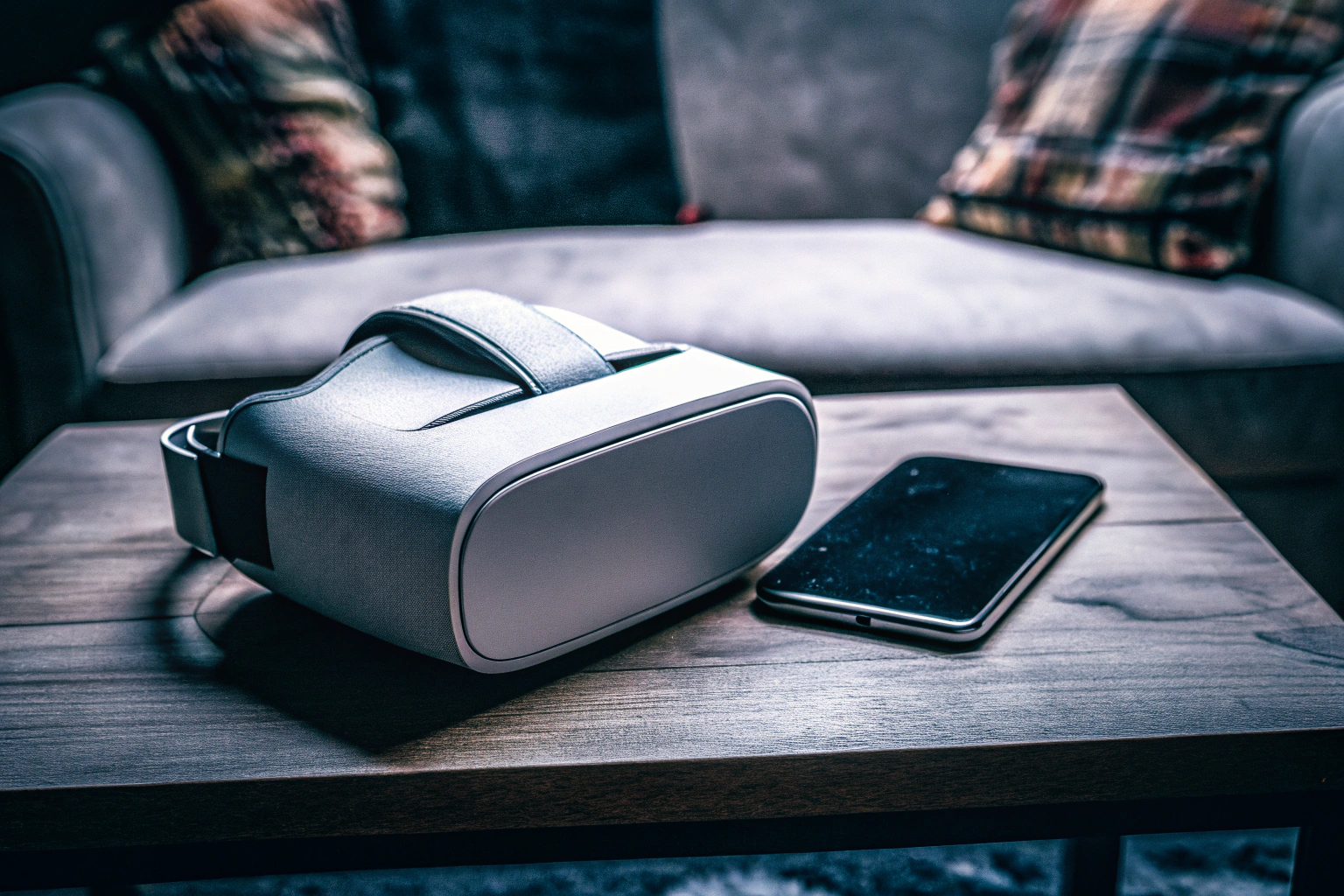 Ein junger Mann, der eine DESTEK V5 VR Brille trägt und ein Smartphone verwendet. Nutzer mit DESTEK V5 VR Brille