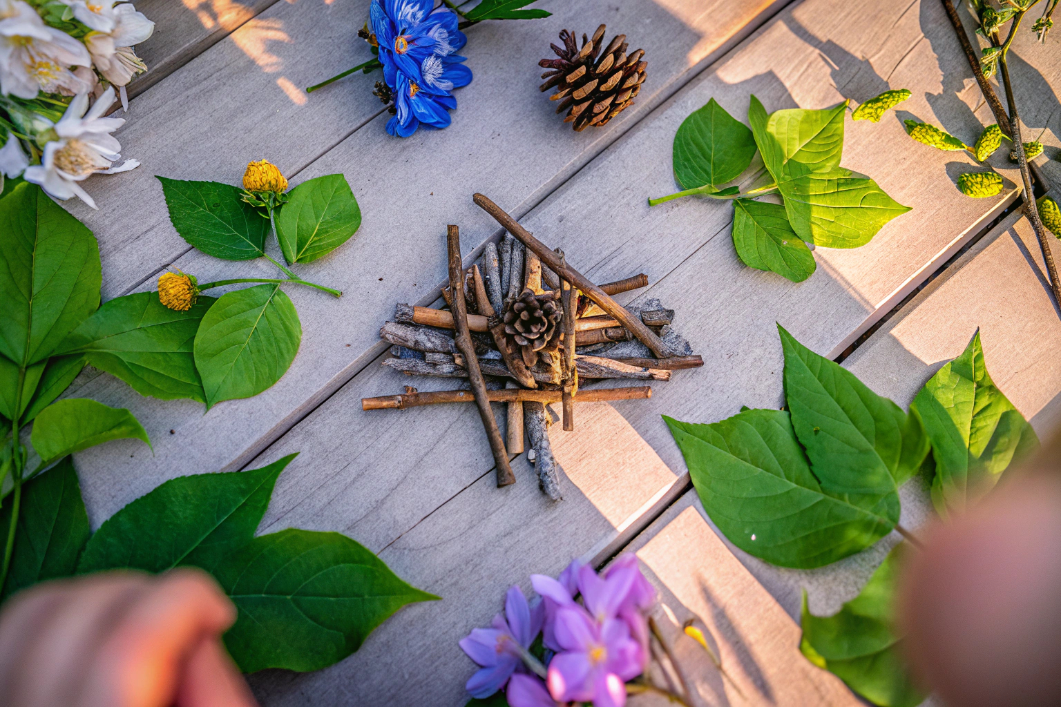 Ein Kind beim Basteln mit Naturmaterialien im Frühling. Kind bastelt im Frühling