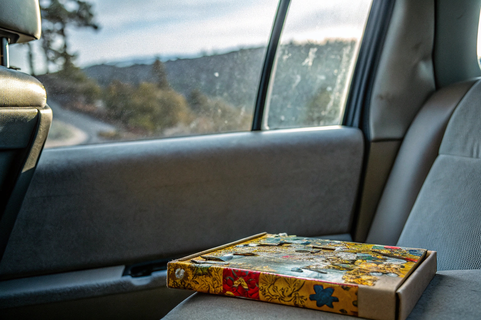 Ein Kind, das das GiiKER Super Slide Puzzle auf einer langen Autofahrt spielt. Kind spielt GiiKER Super Slide Puzzle