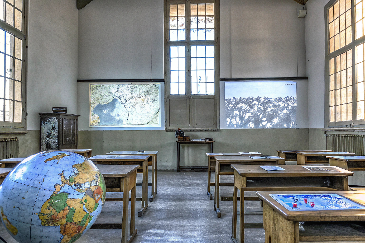 Ein Klassenzimmer, in dem Schüler an einem interaktiven Geschichtsspiel teilnehmen. Schüler im interaktiven Geschichtsunterricht