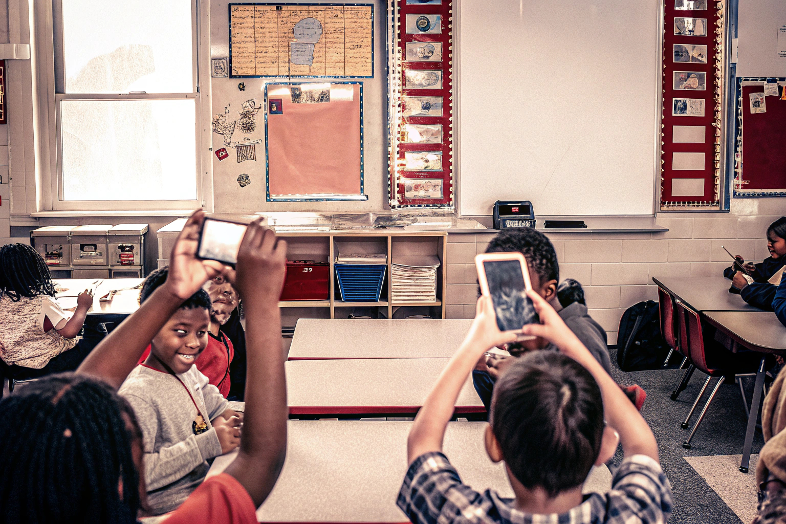 Ein Klassenzimmer, in dem Schüler spielerisch lernen und dabei Tablets und andere digitale Geräte nutzen. Gamification im Klassenzimmer