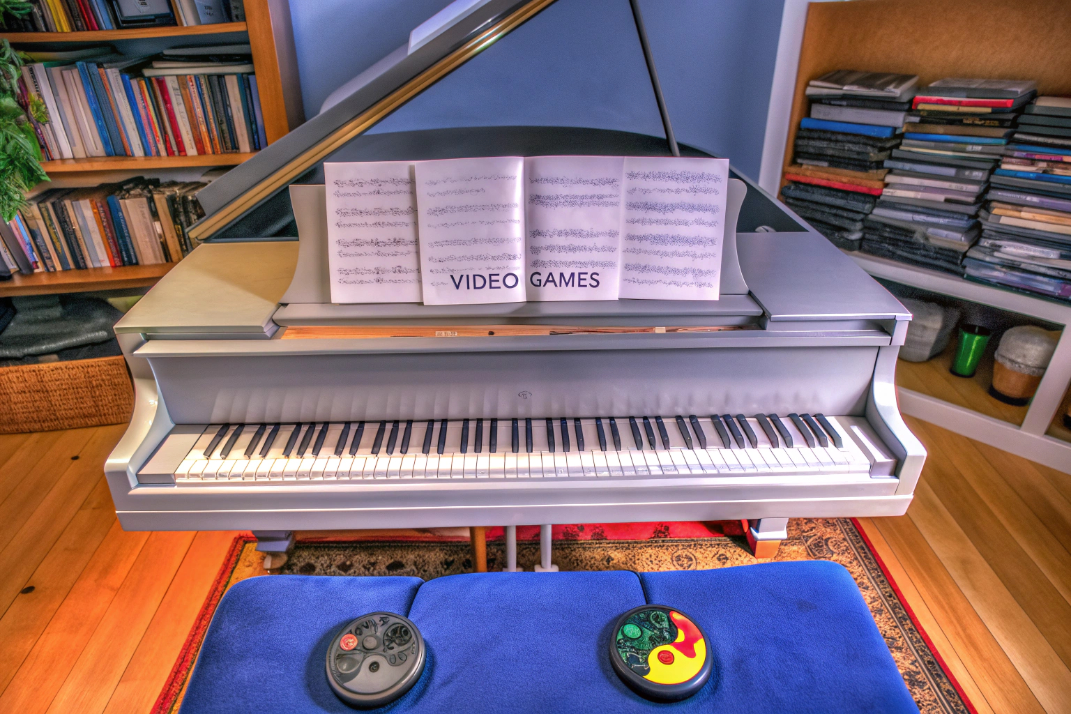 Ein Klavier mit aufgeschlagenen Noten für Videospielmusik. Klaviernoten für Spiele-Soundtracks