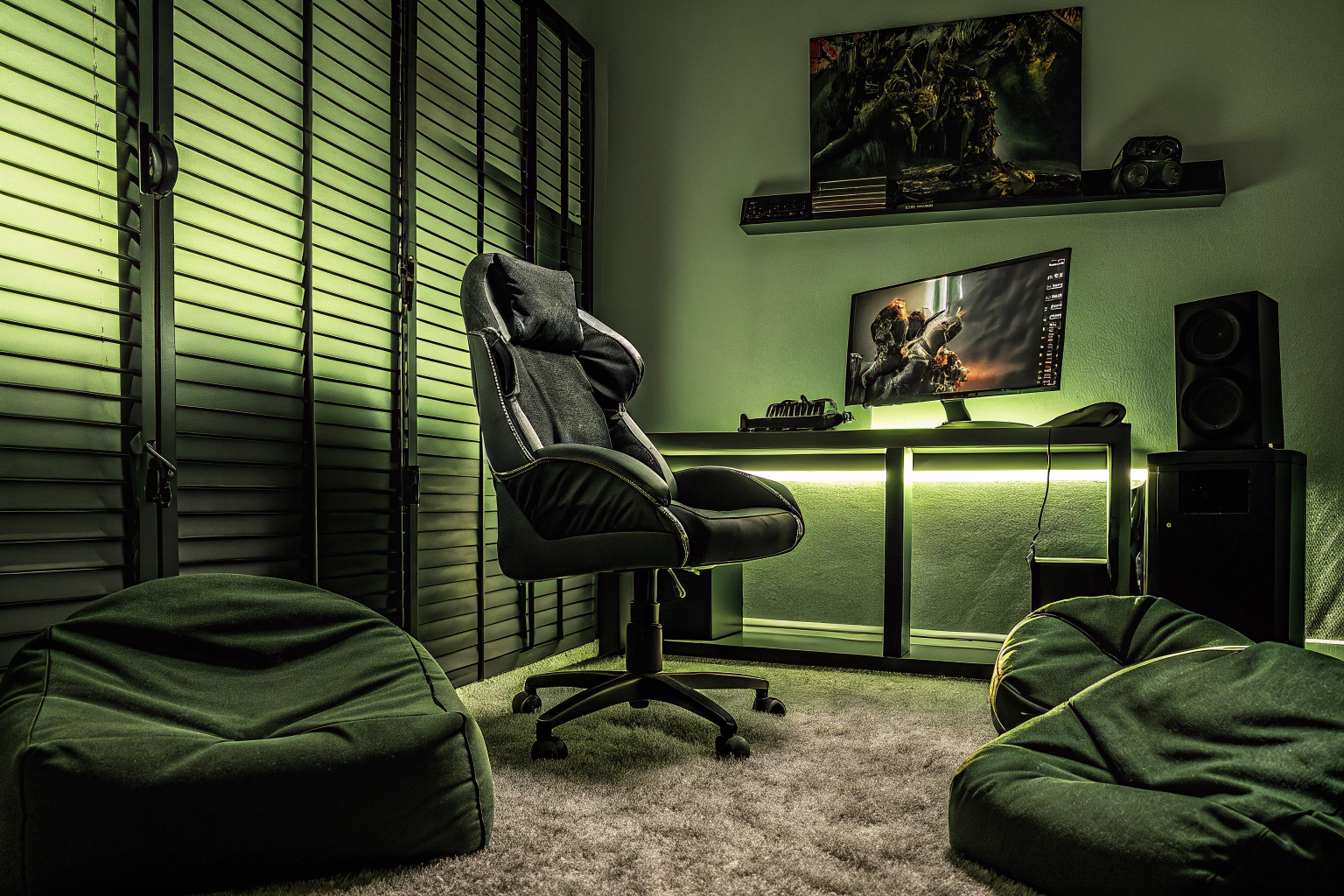 Ein kreativ gestaltetes Gaming-Zimmer mit farbenfroher Beleuchtung und einem einladenden Ambiente. Kreatives Gaming-Zimmer