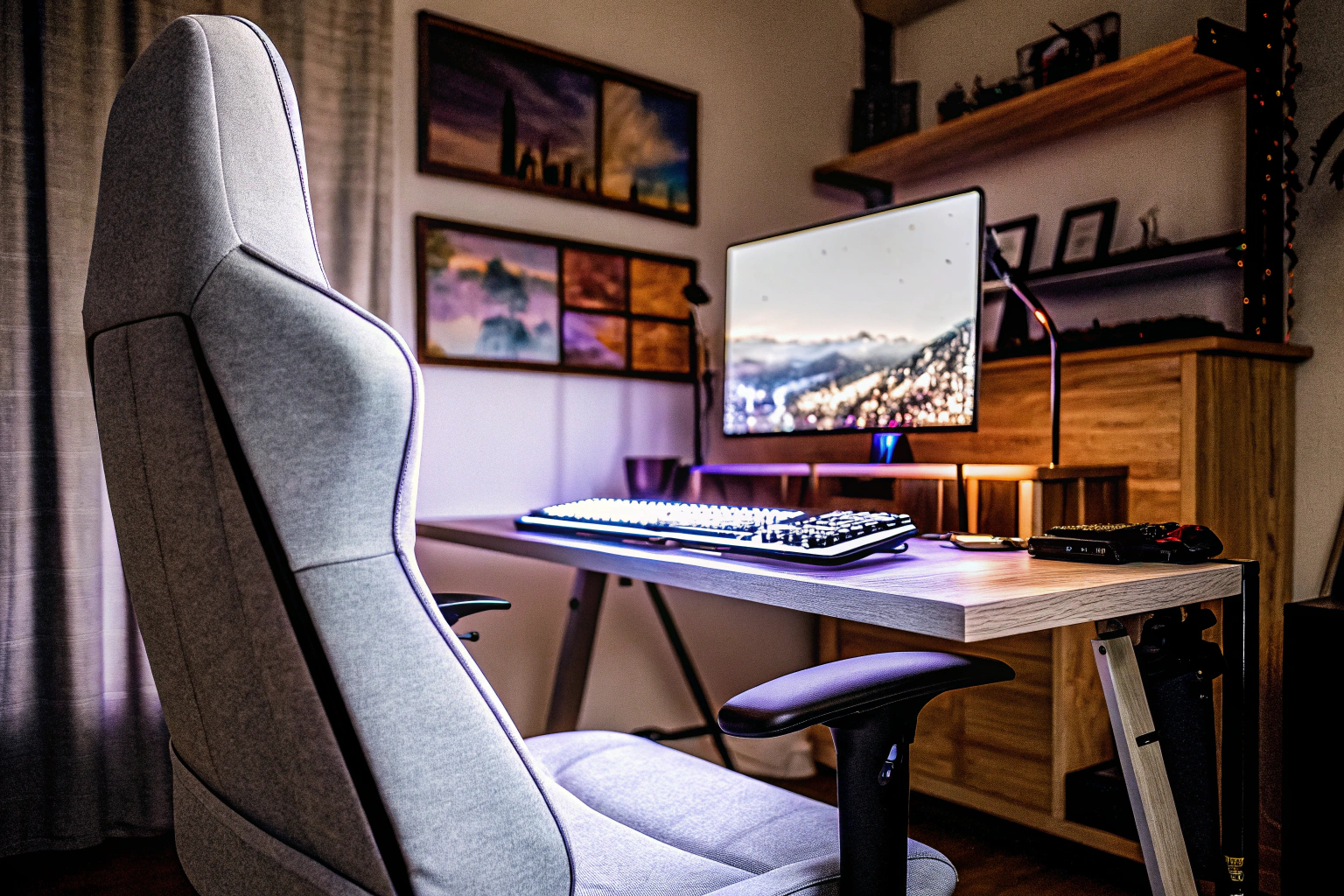 Ein kreativer Arbeitsplatz mit Gaming-Equipment und Kunstdekorationen. Kreativer Arbeitsplatz für Gamer