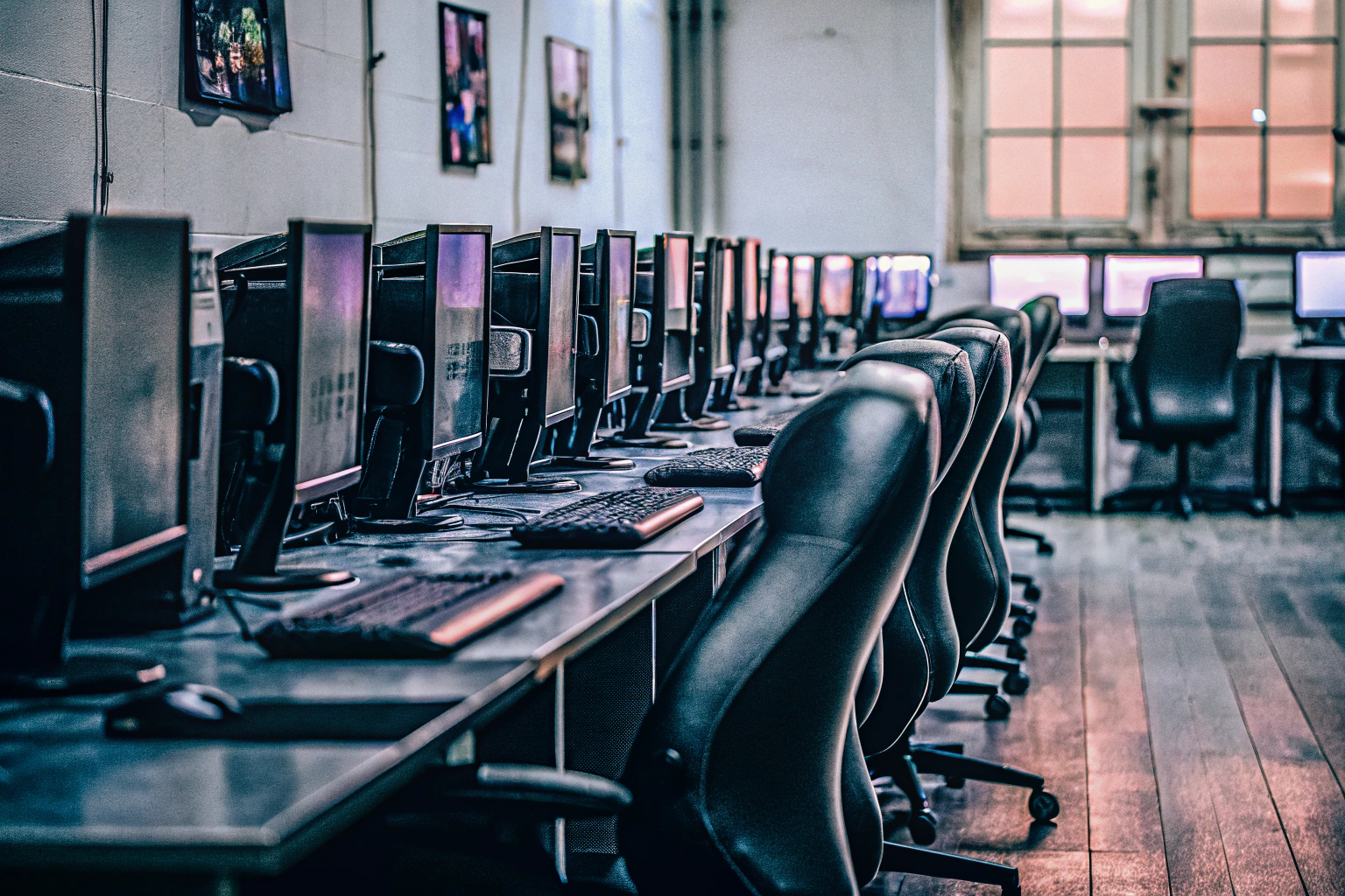 Ein LAN-Party-Setup mit mehreren Gaming-PCs und Monitoren in einem Raum. LAN-Party-Setup