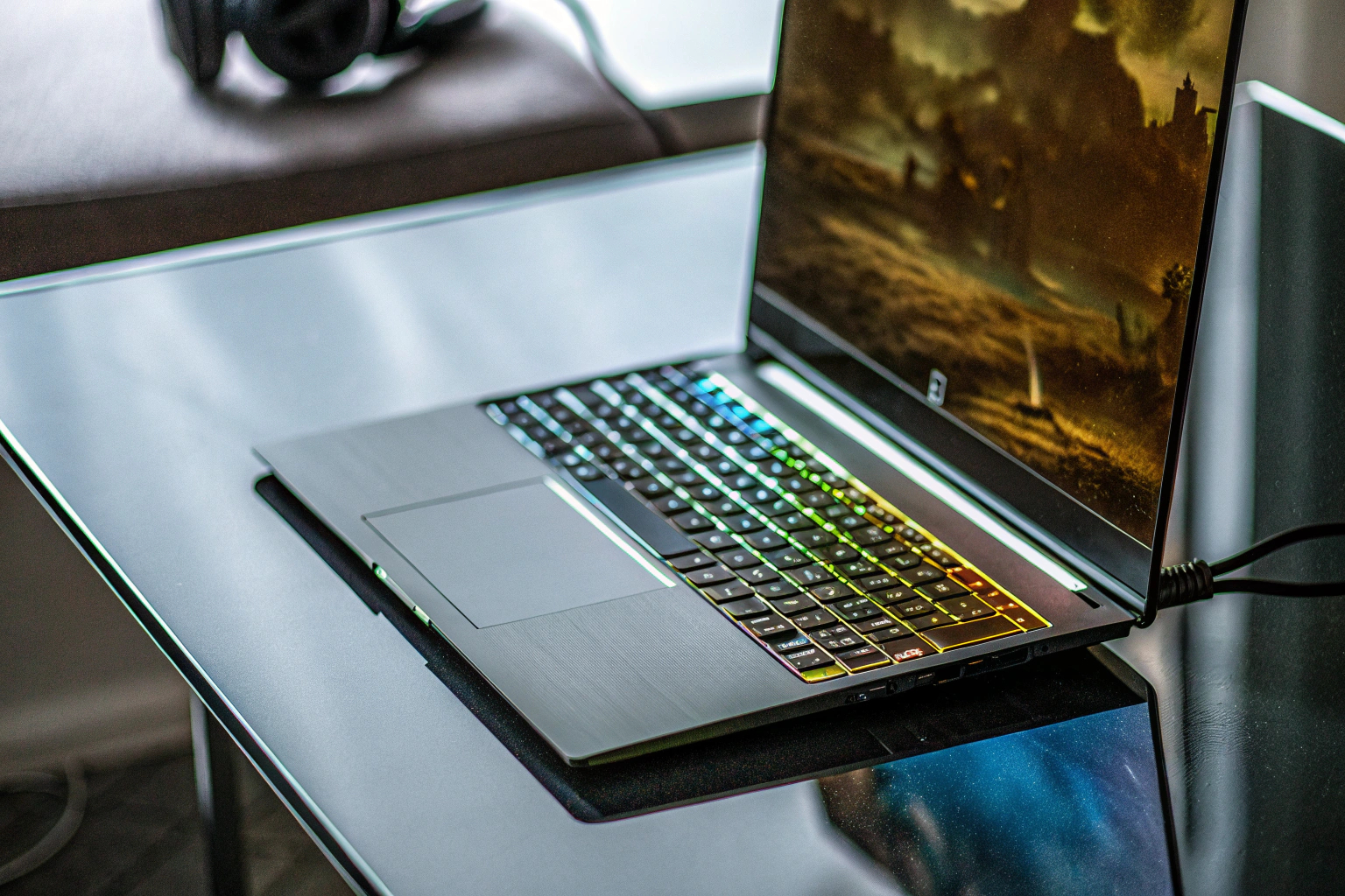 Ein Laptop mit beleuchteter Gaming-Tastatur, ideal für lange Spiele-Sessions. Beleuchtete Gaming-Tastatur