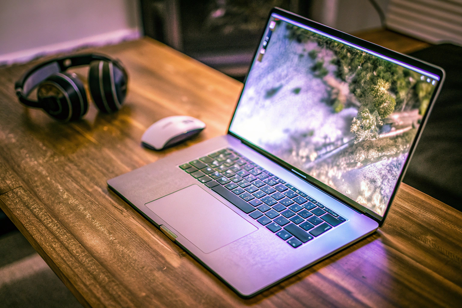 Ein Laptop mit einer beleuchteten Tastatur, ideal für Gaming bei schlechten Lichtverhältnissen. Laptop mit beleuchteter Tastatur