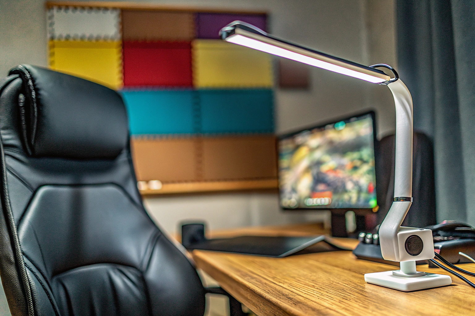Ein LED-Licht, das auf einen Streamer ausgerichtet ist und für eine gleichmäßige Ausleuchtung sorgt. Logitech Litra Glow Premium LED Streaming-Licht