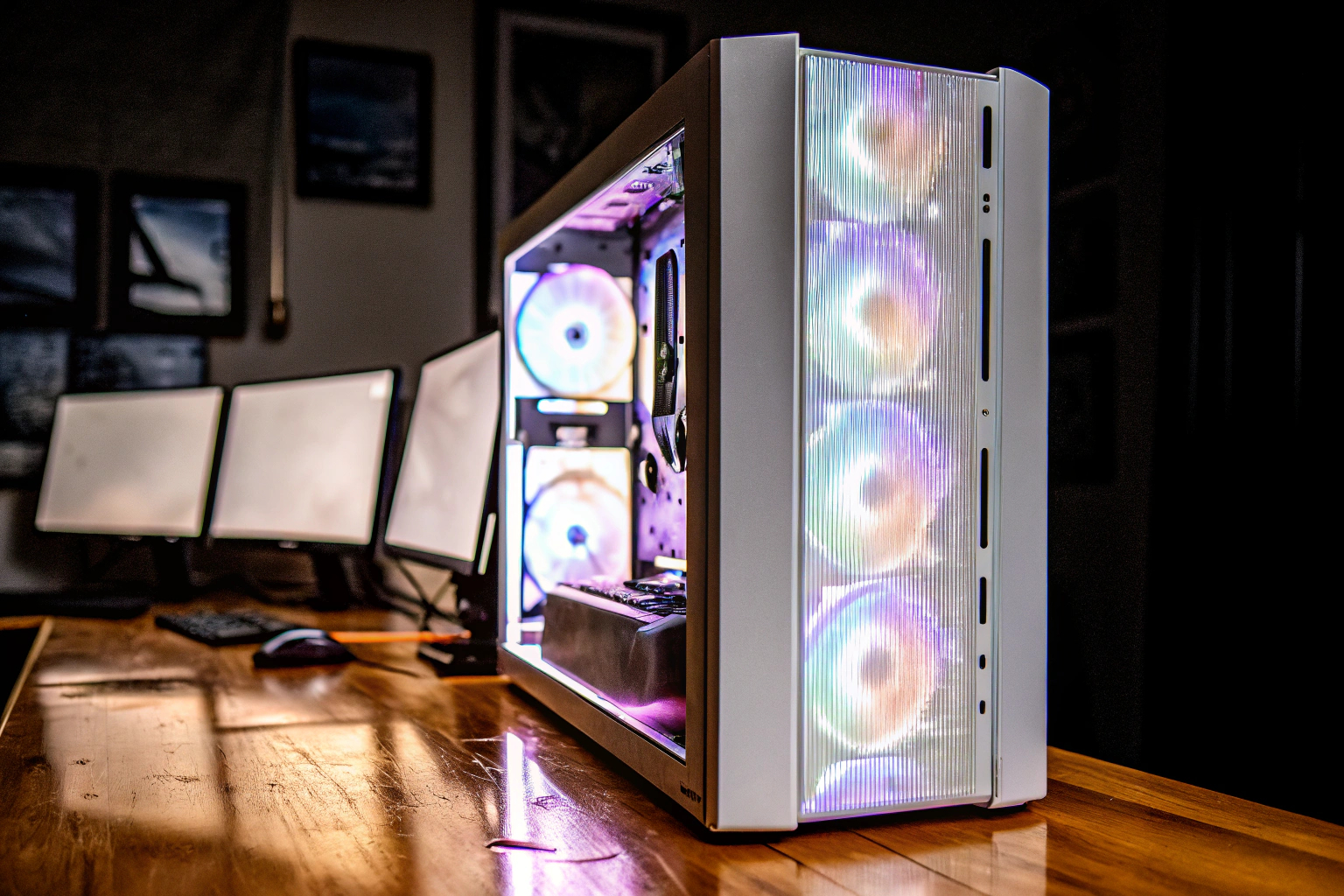 Ein leistungsstarker Gaming-PC mit RGB-Beleuchtung und mehreren Monitoren. Leistungsstarker Gaming-PC Setup