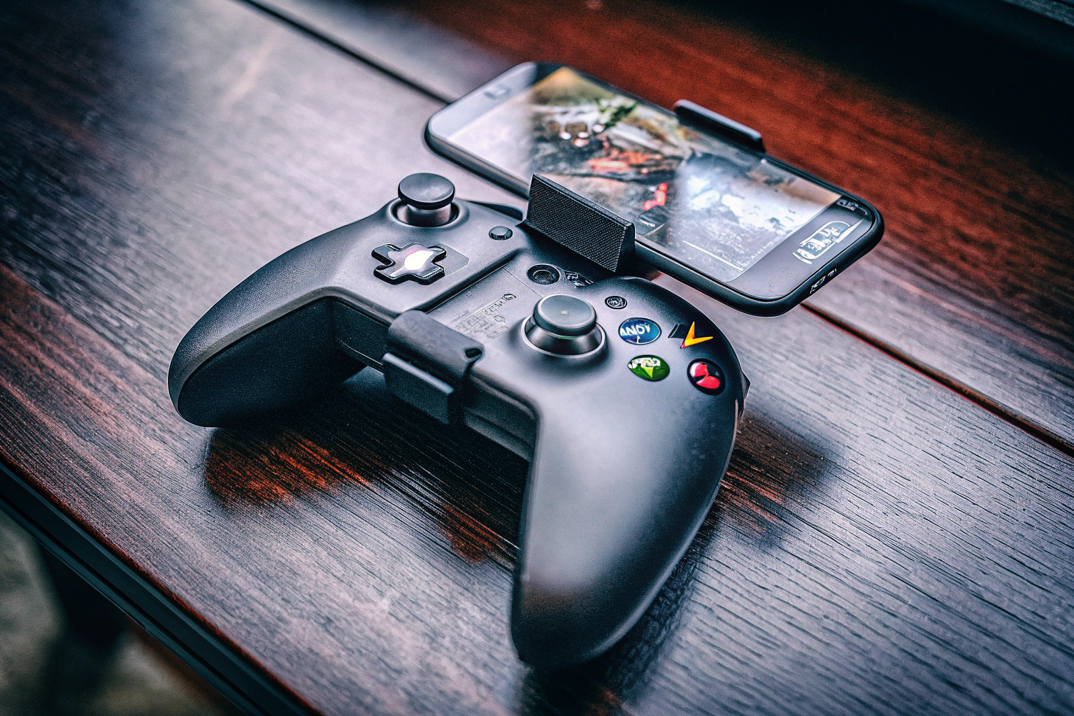 Ein mobiler Game-Controller, der an einem Smartphone befestigt ist. Mobiler Game-Controller