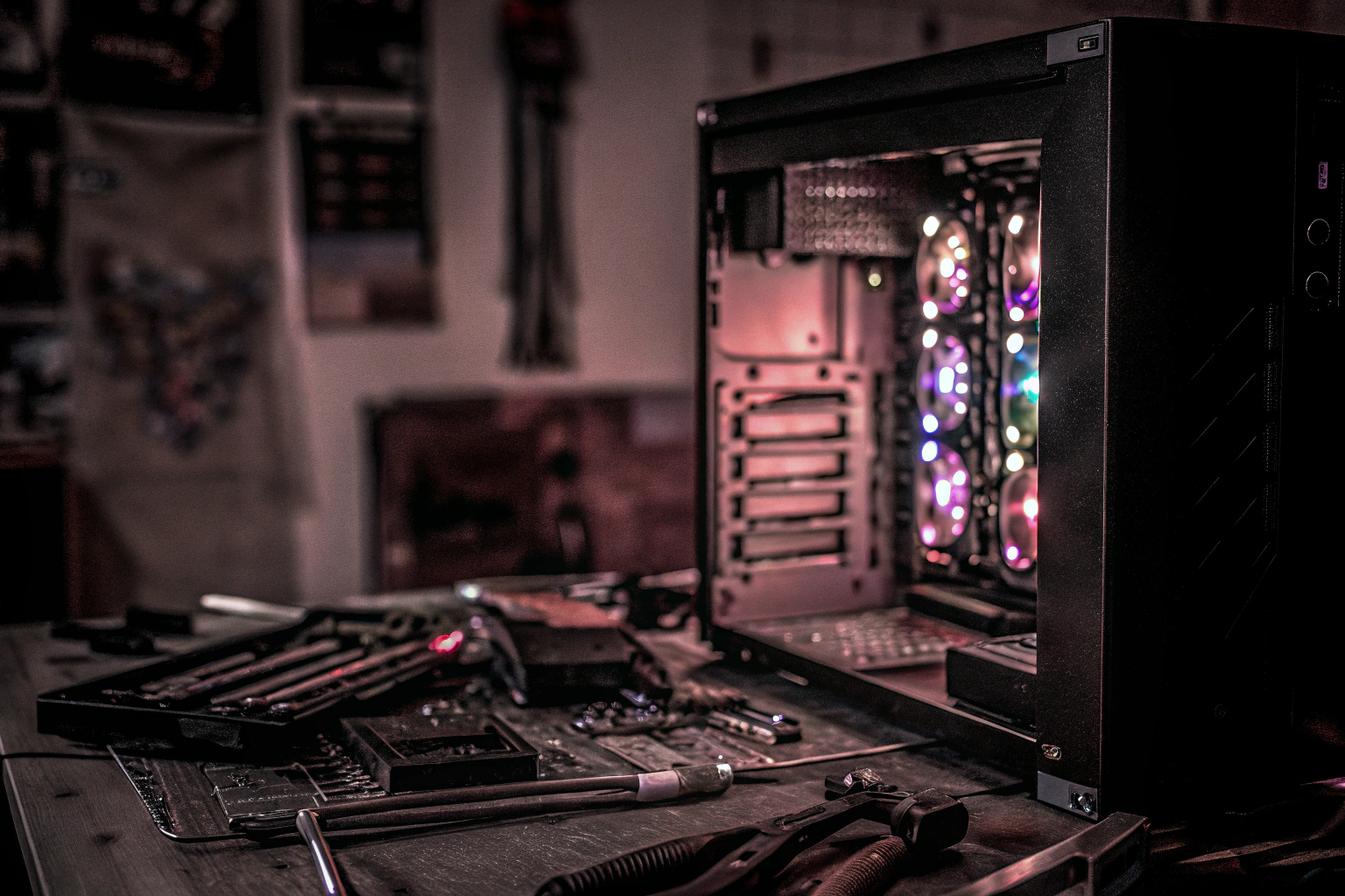 Ein Modder, der an einem Gaming-PC arbeitet, umgeben von Werkzeugen und Komponenten. Modding eines Gaming-PCs