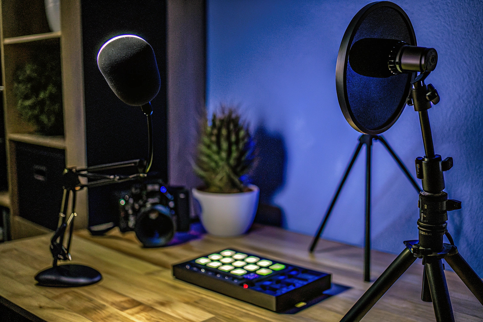 Ein moderner Arbeitsplatz mit einem vollständigen Streaming-Setup, einschließlich Mikrofon, Kamera und Mixer. Streaming-Setup mit Mixer und Mikrofon