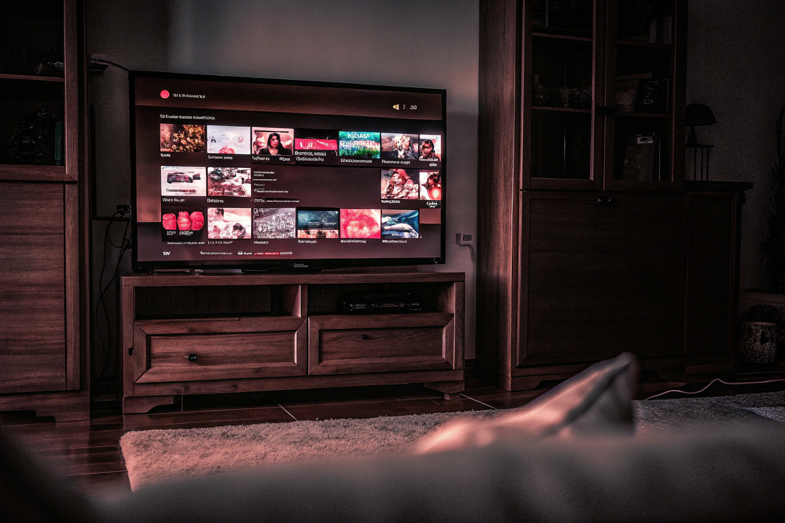 Ein moderner Fernseher mit einem Cloud-Gaming-Interface auf dem Bildschirm. Cloud-Gaming auf einem modernen Fernseher