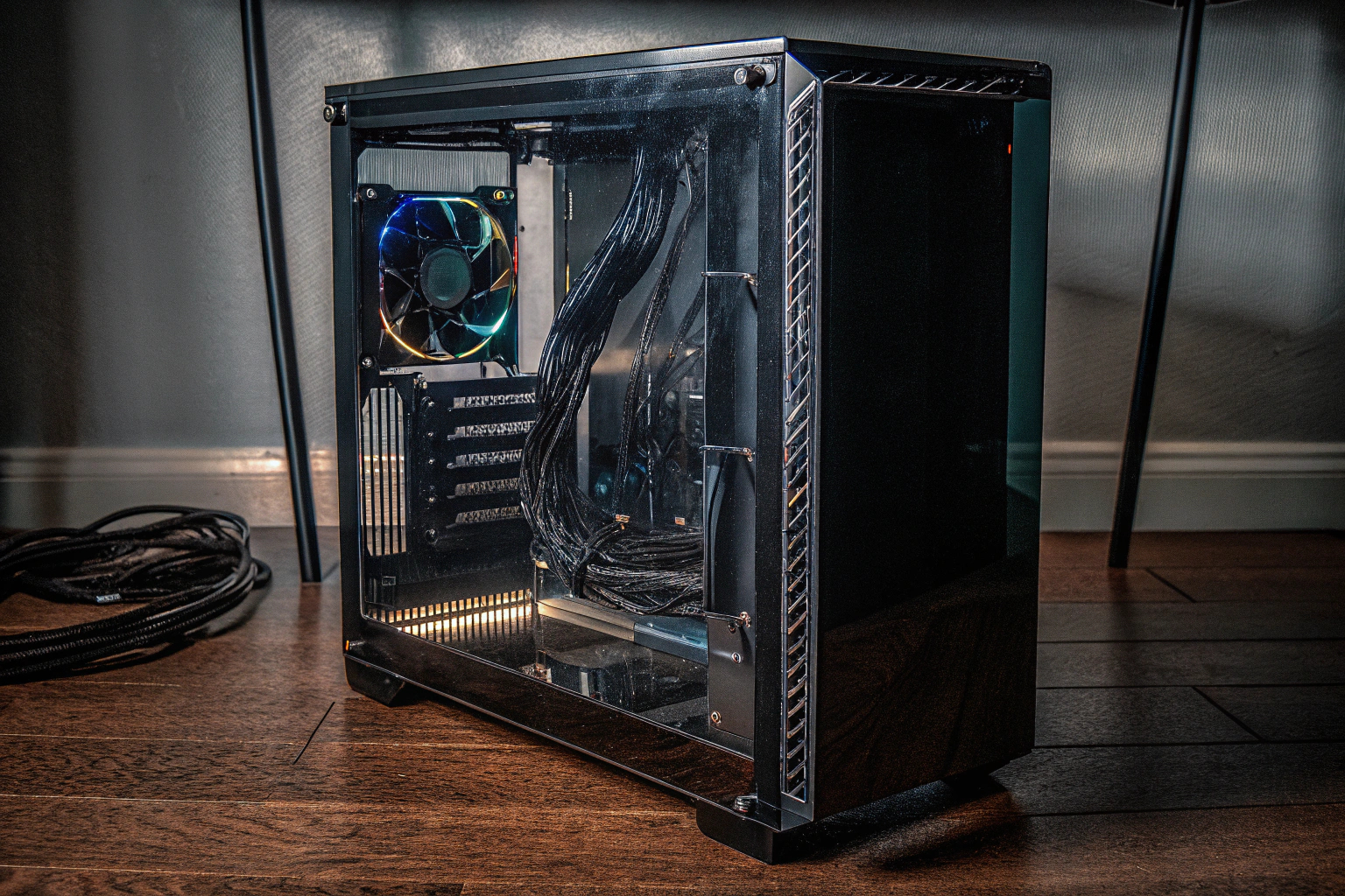 Ein moderner Gaming-PC mit RGB-Beleuchtung und durchsichtigen Gehäusewänden, der das Innere zeigt. Moderner Gaming-PC mit RGB-Beleuchtung