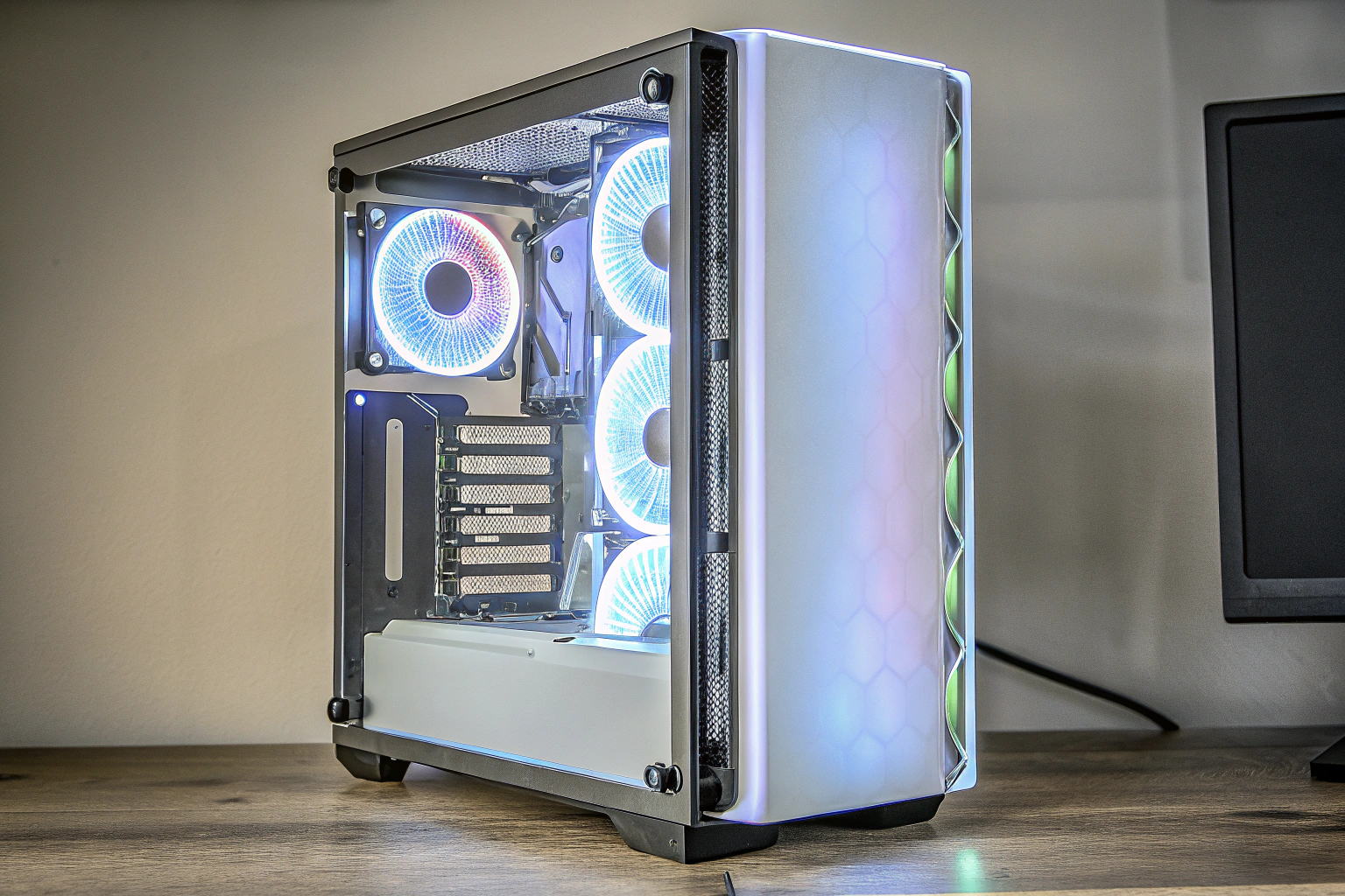 Ein moderner Gaming-PC mit RGB-Beleuchtung und mehreren Kühlsystemen Gaming-PC mit RGB-Beleuchtung und Kühlsystemen