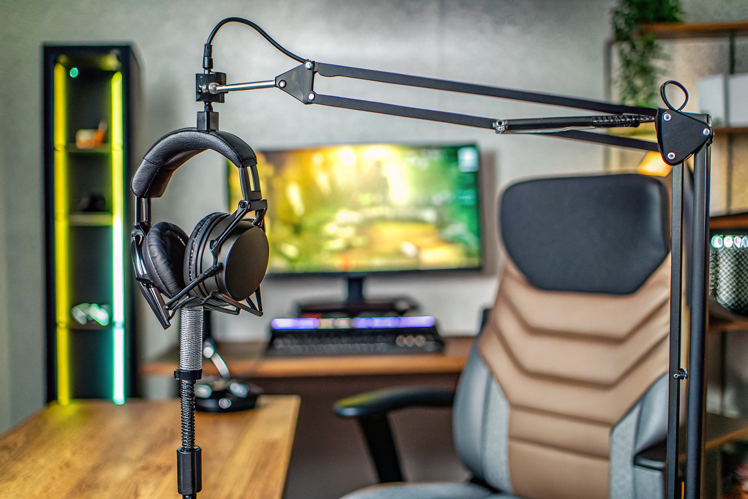 Ein moderner Gaming-Streaming-Setup mit Mikrofon und Kopfhörern. Streaming-Setup mit Mikrofon und Kopfhörern
