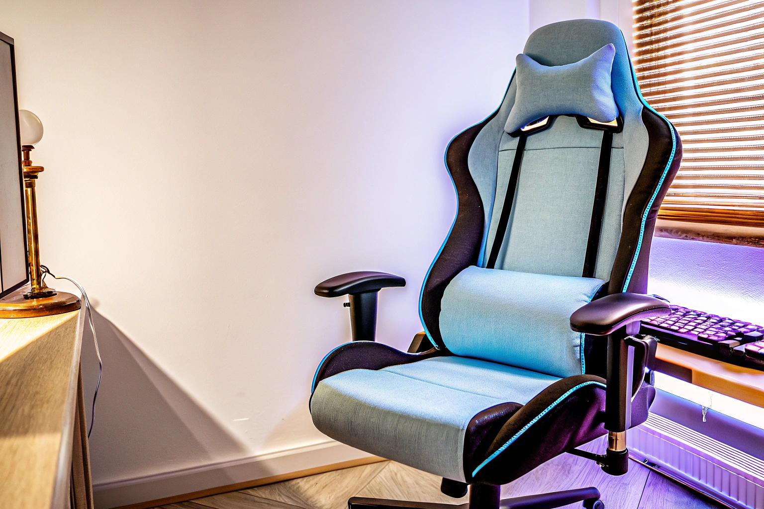 Ein moderner Gaming-Stuhl in einem stilvollen Gaming-Setup. Moderner Gaming-Stuhl