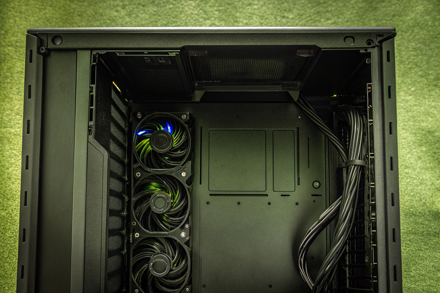 Ein moderner Lüfter-Hub, der in einem PC-Gehäuse installiert ist, um mehrere Lüfter zu steuern Lüfter-Hub im PC