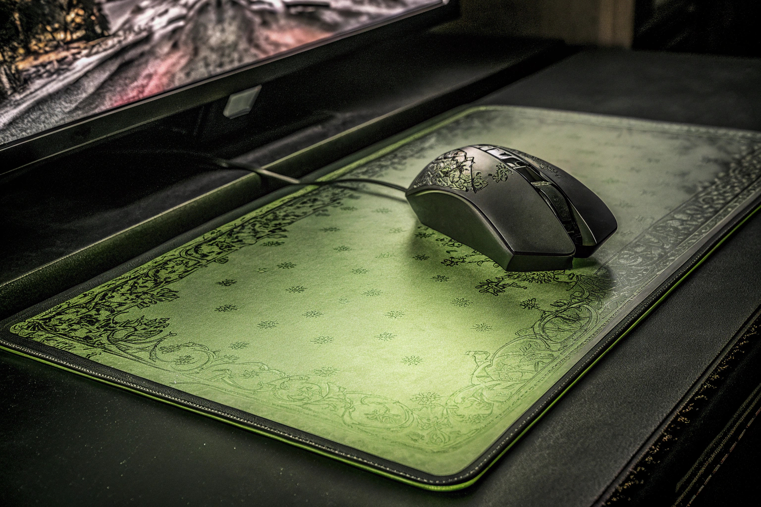 Ein modernes Gaming-Setup mit einem großen, wasserdichten RGB-Mauspad, das einen Hauch von Farbe und Stil hinzufügt. Modernes Gaming-Setup mit RGB-Mauspad