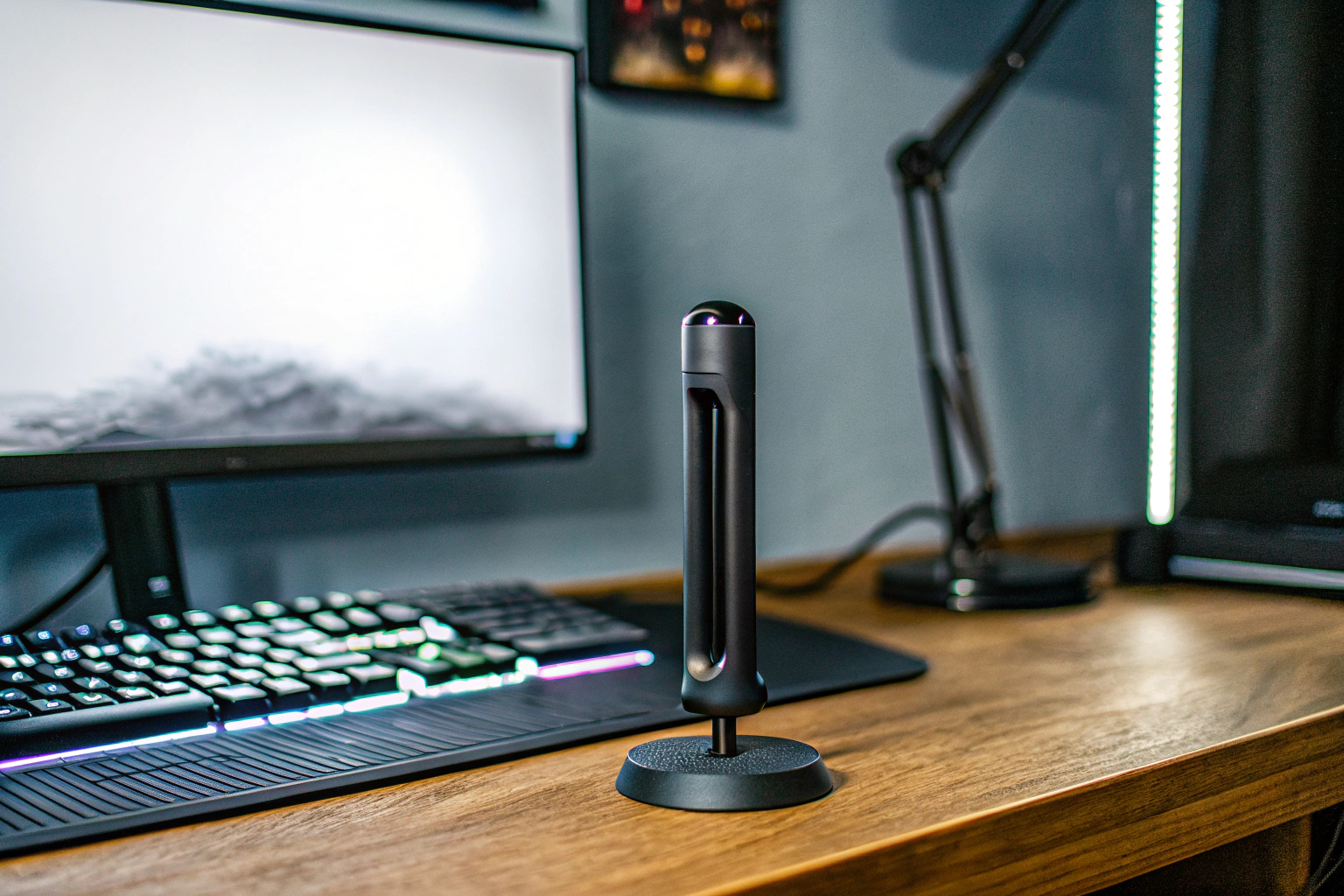 Ein modernes Gaming-Setup mit einem RGB-beleuchteten Mikrofon. RGB Mikrofon im Gaming-Setup
