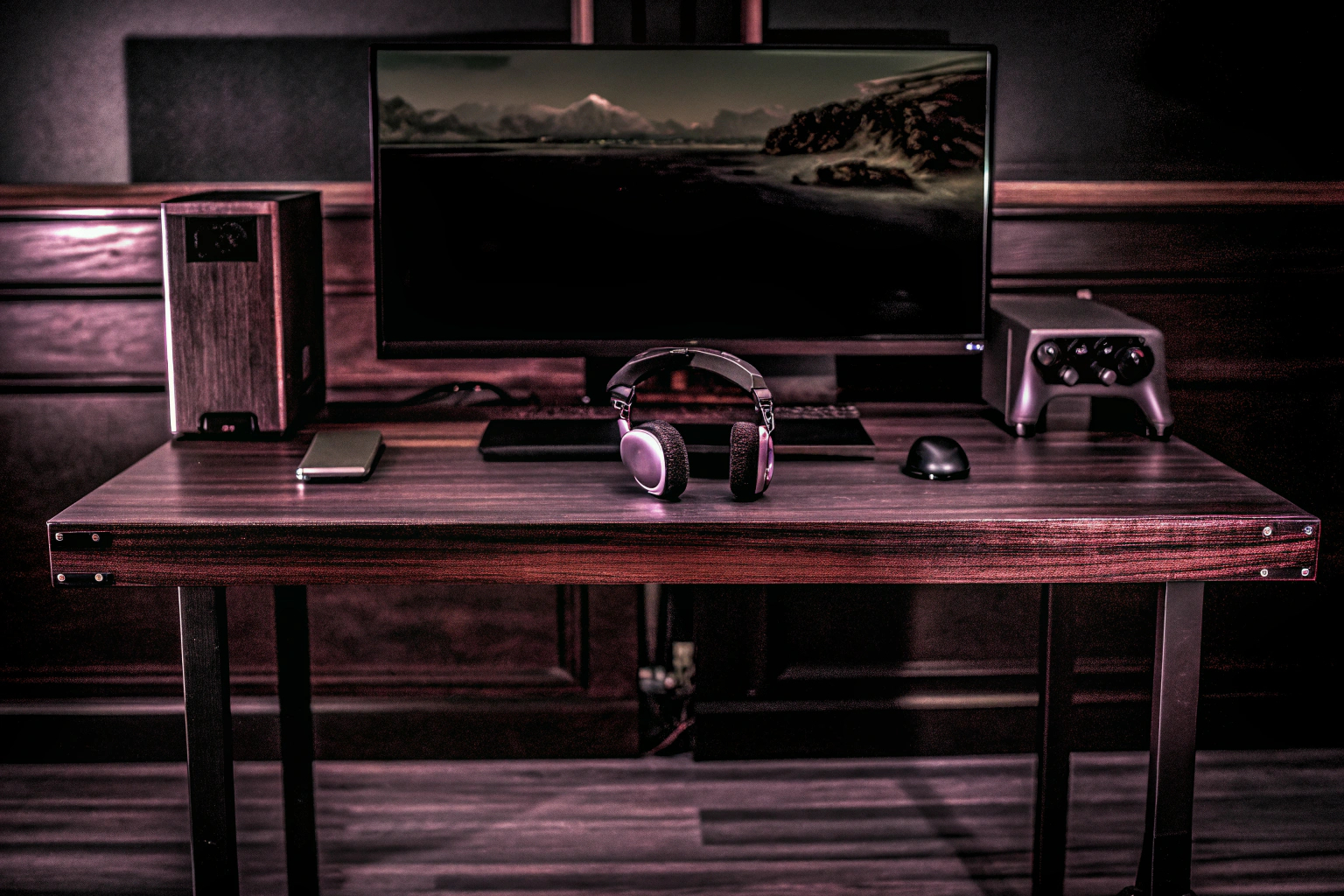 Ein modernes Gaming-Setup mit VR-Brille und Zubehör. Gaming-Setup mit VR