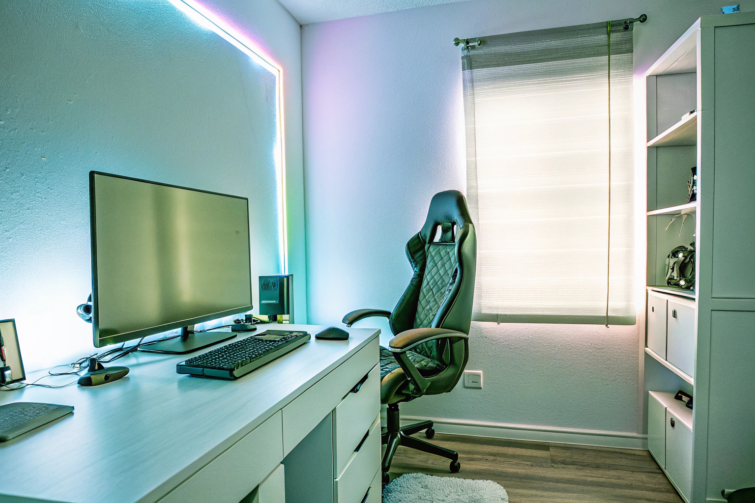 Ein modernes Gaming-Zimmer mit stimmungsvoller Beleuchtung und perfekt organisiertem Zubehör. Modernes Gaming-Zimmer