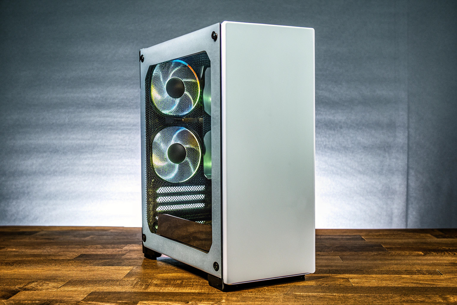 Ein modernes PC-Gehäuse mit einem eleganten Design und gehärtetem Glas. Modernes PC-Gehäuse mit gehärtetem Glas