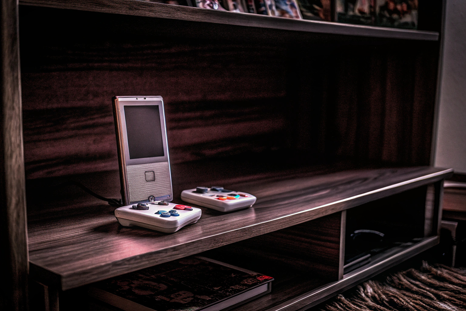 Ein modernes Retro-Gaming-Setup mit Konsole und Controllern. Retro-Gaming-Setup