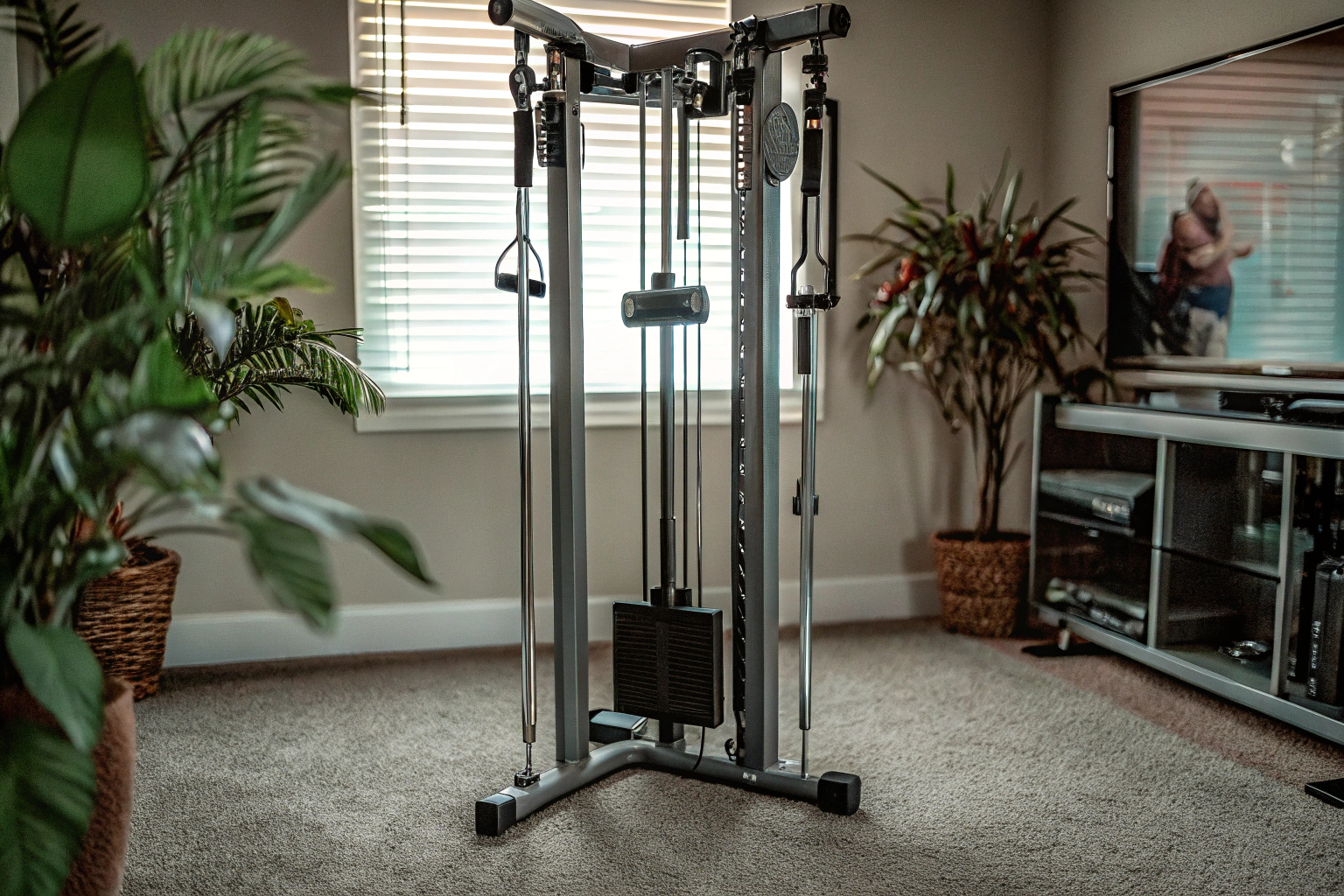 Ein Multifunktionstrainer, der zu Hause verwendet wird Multifunktionstrainer für Heimtraining