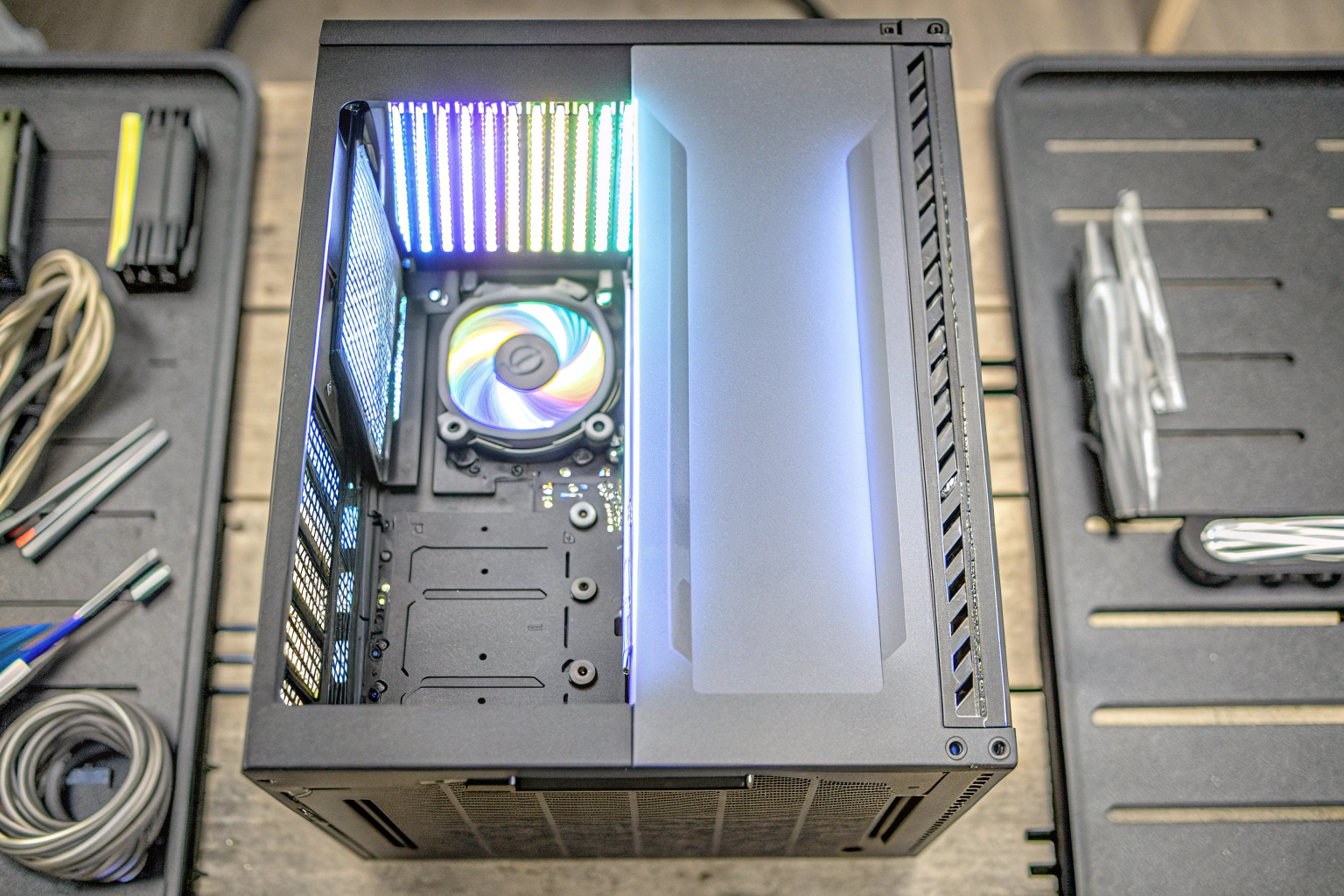 Ein PC-Gehäuse mit einem offenen Rahmen, der die Komponenten im Inneren zeigt. Offenes PC-Gehäuse