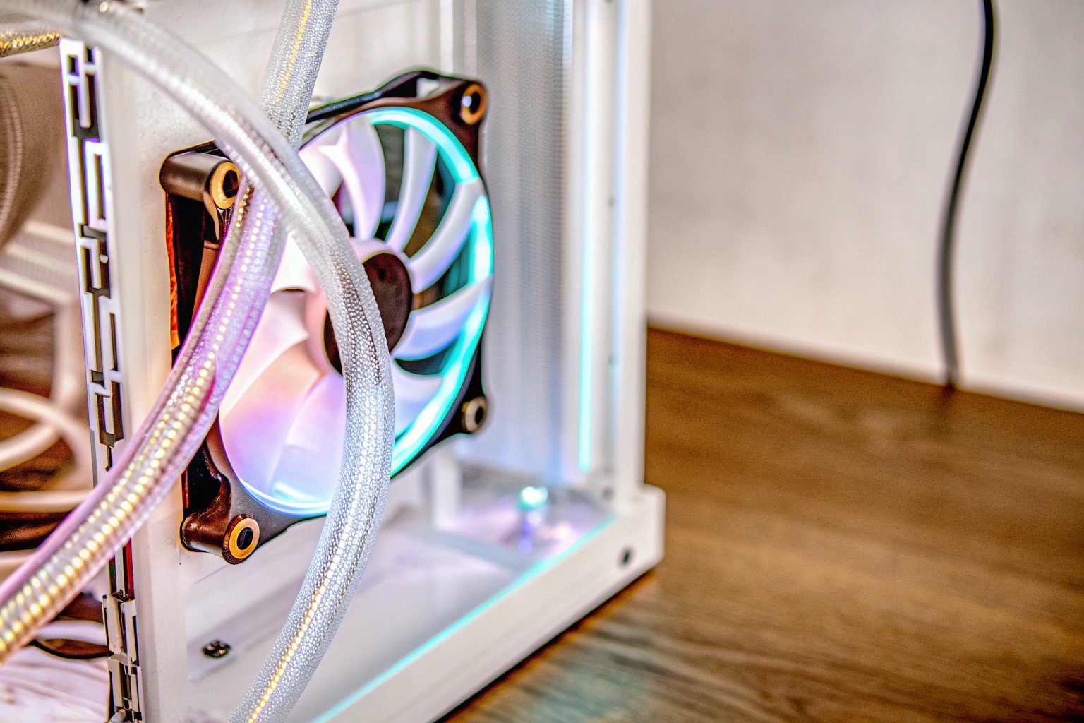 Ein PC mit einem Hybridkühlsystem, das sowohl Luft- als auch Wasserkühlungskomponenten enthält. Hybridkühlsystem im PC