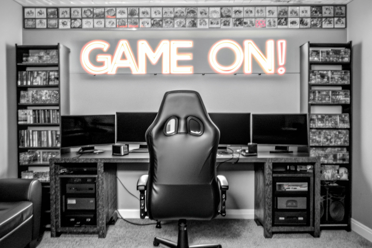 Ein personalisiertes Neonschild in einem Gaming-Zimmer, das eine lebendige Atmosphäre schafft. Personalisierte Neonschilder für Gamer