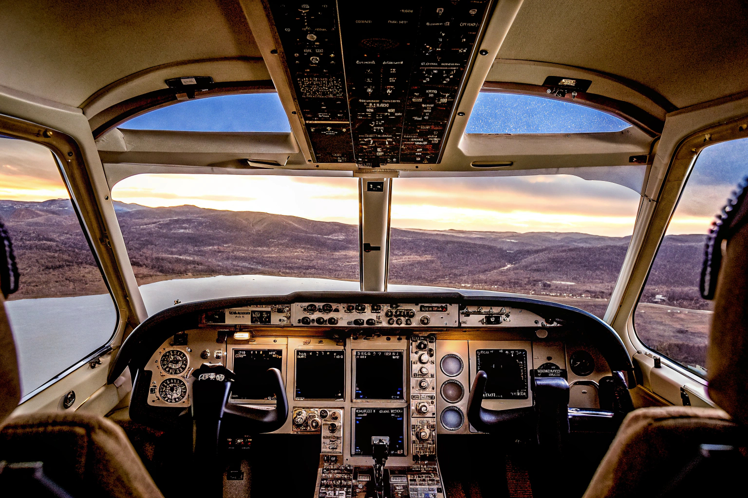 Ein Pilot im Cockpit eines Flugzeugs im Microsoft Flight Simulator. Pilot im Cockpit