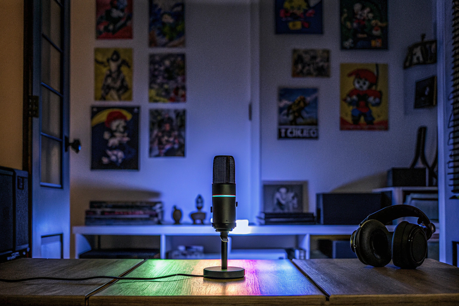 Ein Podcaster, der in ein Mikrofon spricht, umgeben von Gaming-Postern. Podcaster mit Gaming-Mikrofon