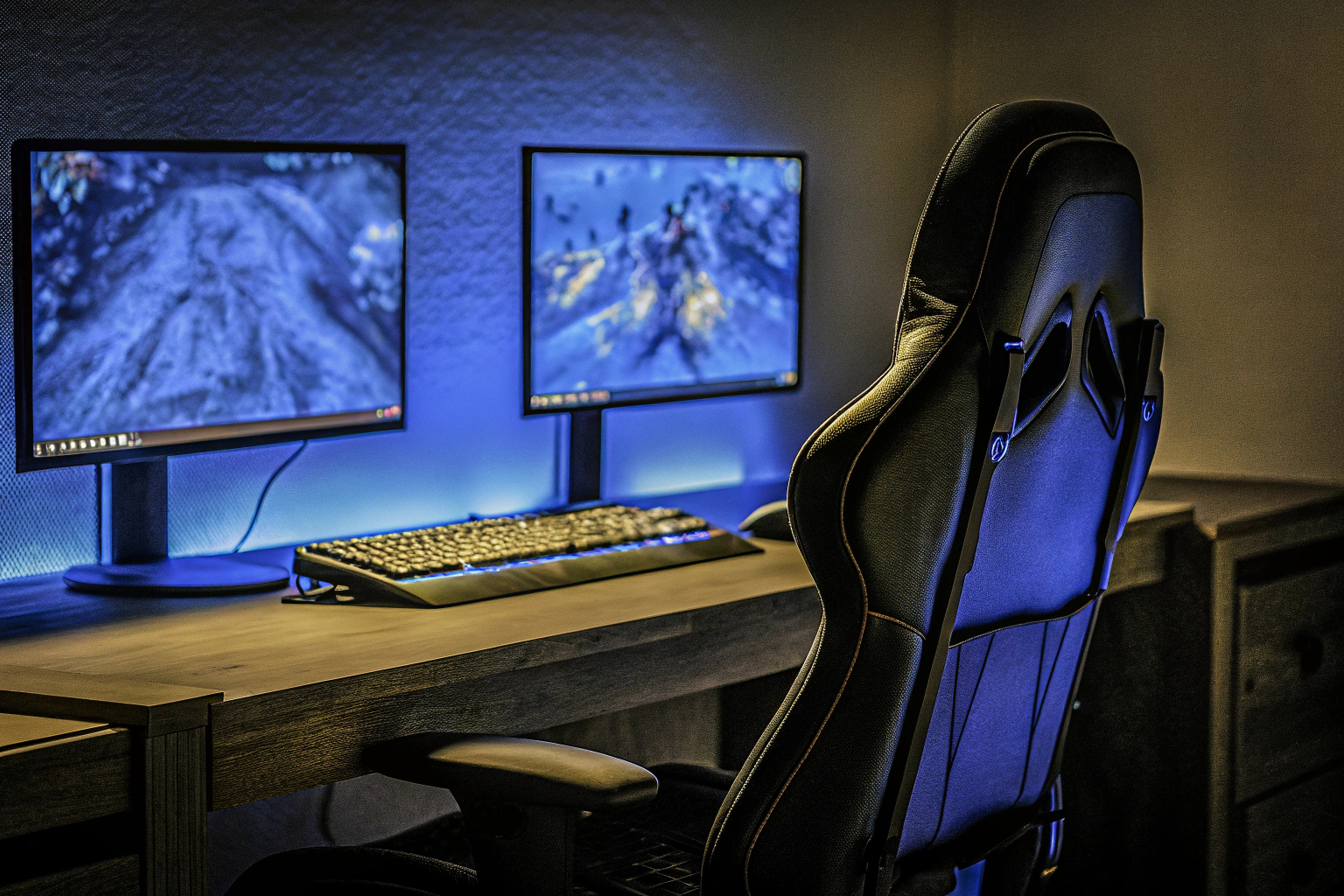 Ein Pro-Gamer beim intensiven Training an seinem Computer. Pro-Gamer beim Training